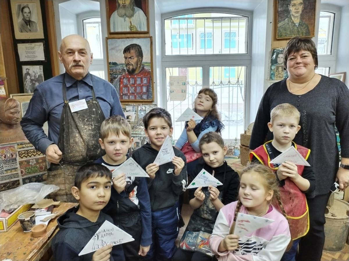 Солецкие ребятишки  пишут новогодние поздравления  участникам СВО