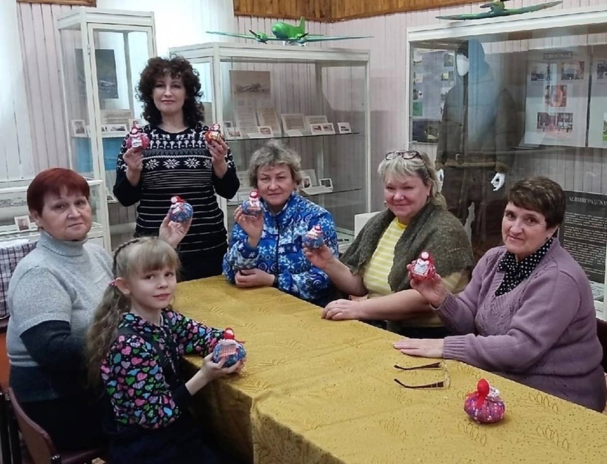 В Хвойнинском краеведческом музее прошёл мастер-класс по изготовлению куклы «Благополучница»