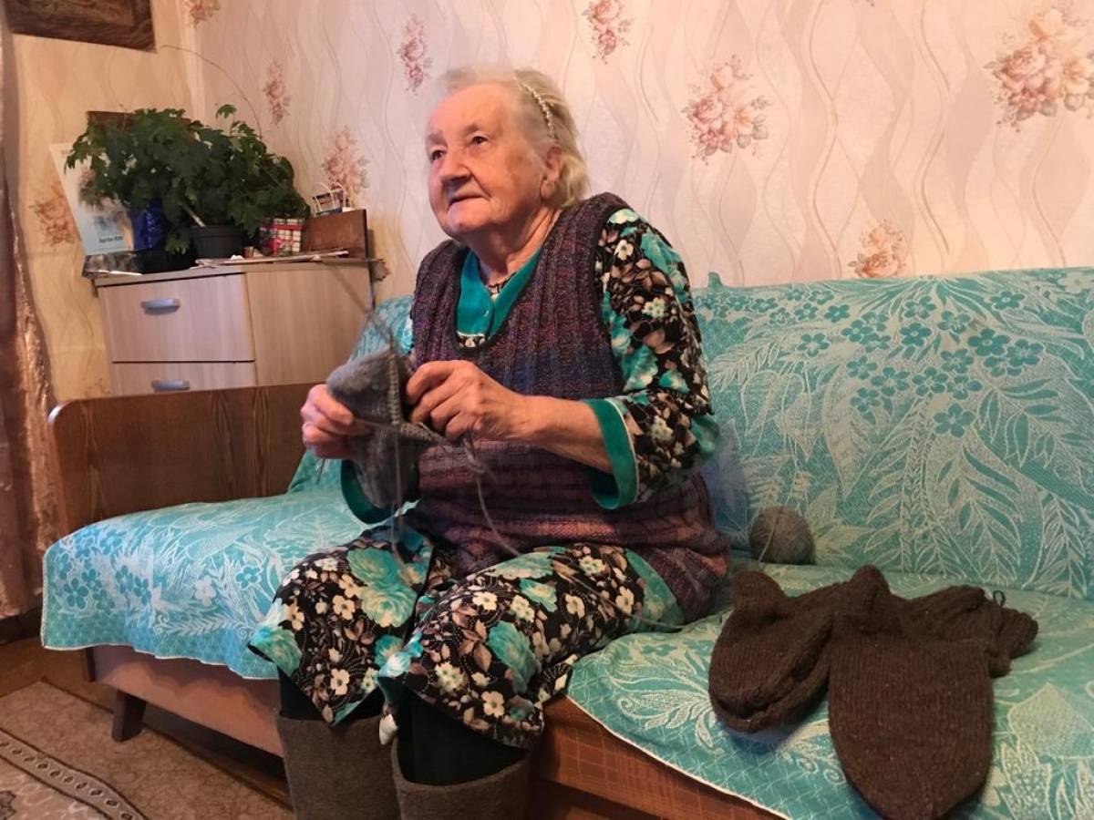 Бабушка из Марёвского муниципального округа вяжет носки для бойцов СВО
