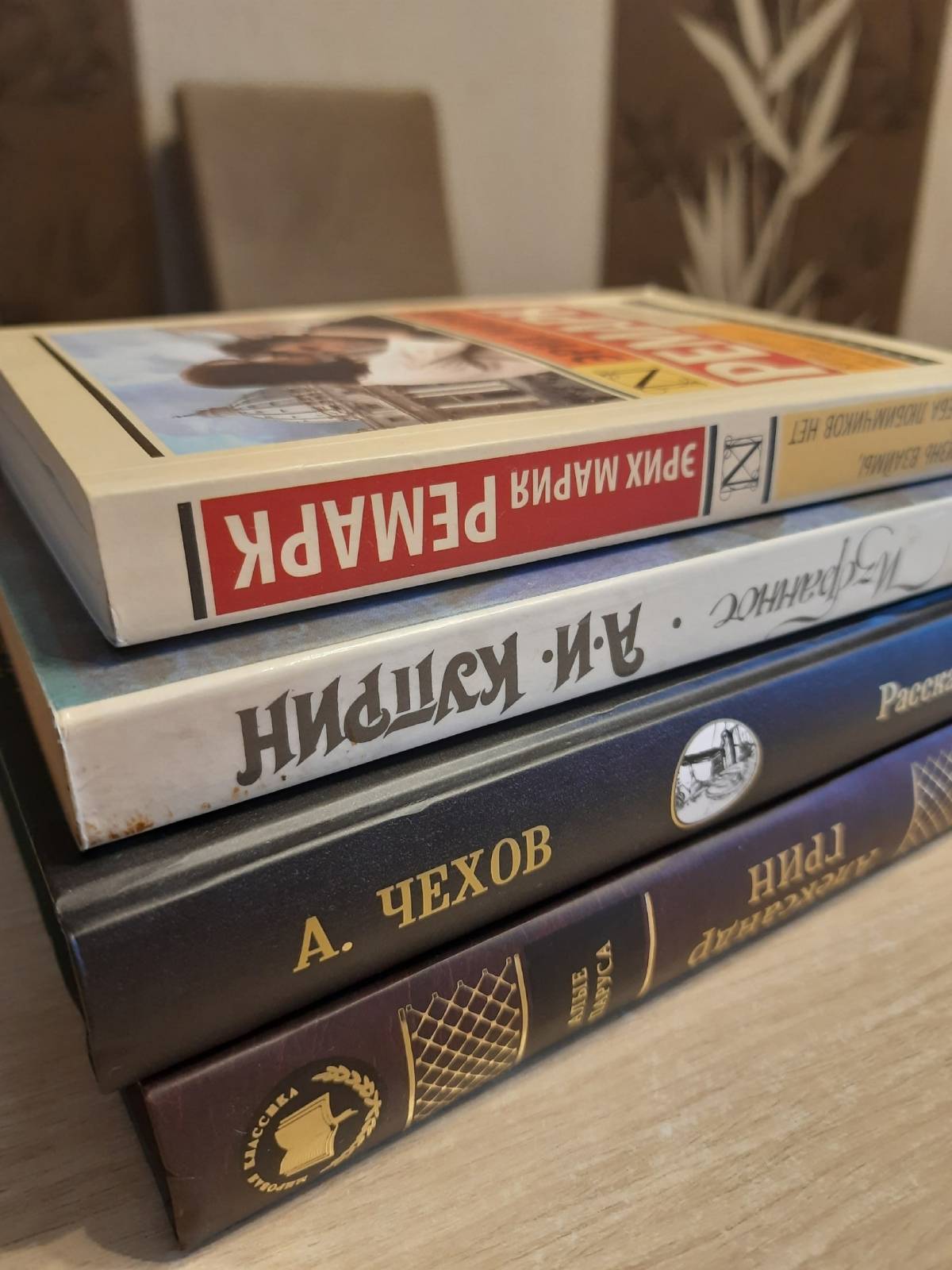 По инициативе муниципального штаба добровольцев в Холме и сельской местности проводилась акция по сбору книг для школьных библиотек города Мариуполя