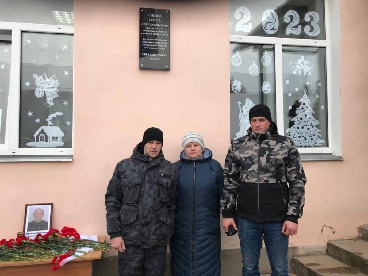 В центре торжественной церемонии была, естественно, семья Сергея Смелова — жена Ольга Викторовна с сыновьями Александром и Вячеславом. Им и предоставили право открыть мемориальную доску.
