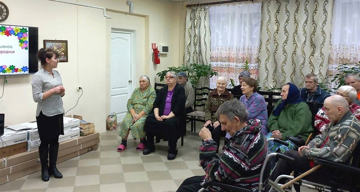 Накануне новогодних праздников жильцов Мошенского дома-интерната навестили сотрудники районной библиотеки