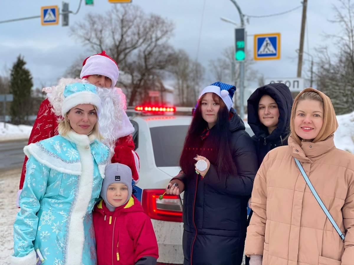 Полицейский Дед Мороз со Снегурочкой напомнили жителям Новгородского района правила дорожного движения