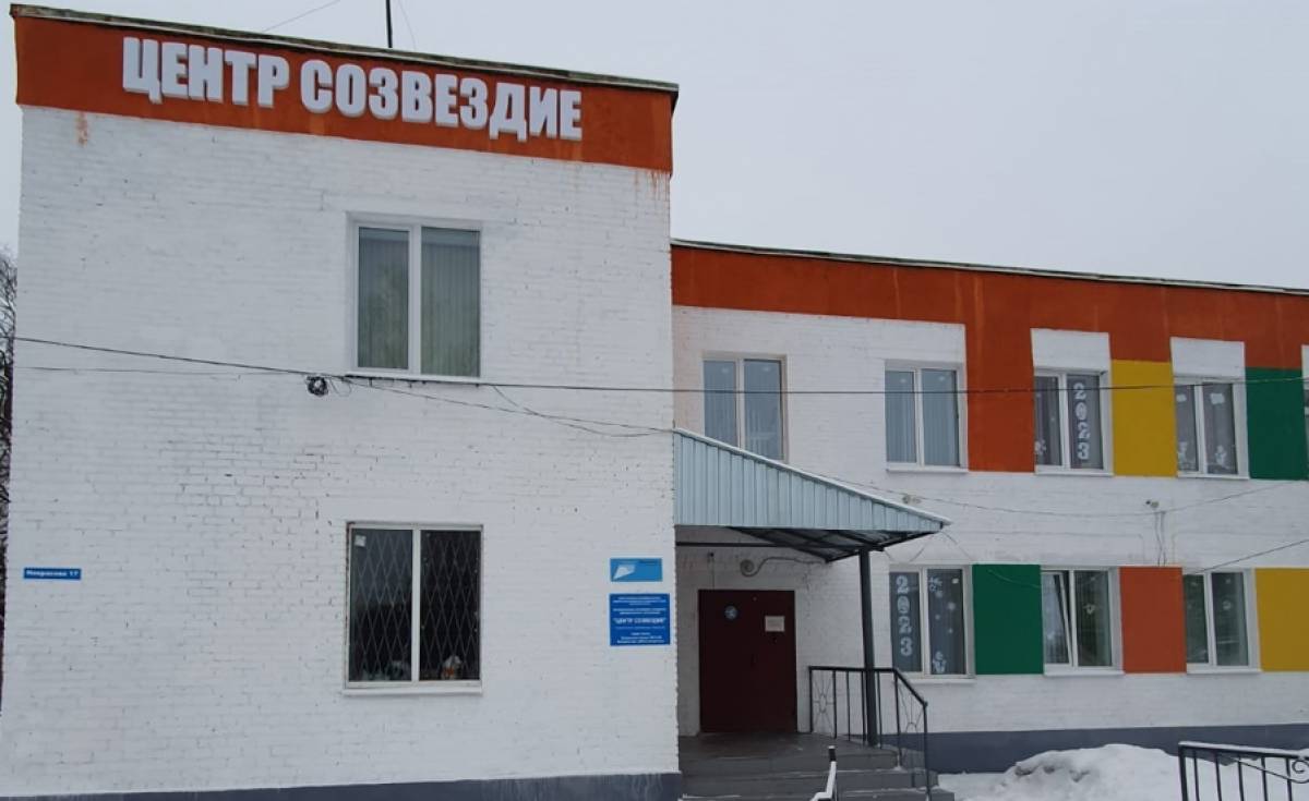 В Малой Вишере завершены работы по ремонту фасада здания  «Центр Созвездие»