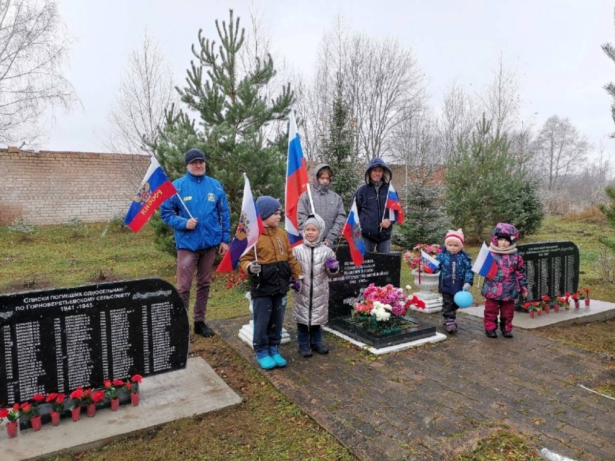 Минувшей осенью в сквере Памяти в центре деревни были установлены мемориальные плиты, на которых написаны имена и фамилии 250 солдат далёкой теперь войны из деревень Горноверетьевского сельсовета: Менюша, Шарок, Маковище и других.