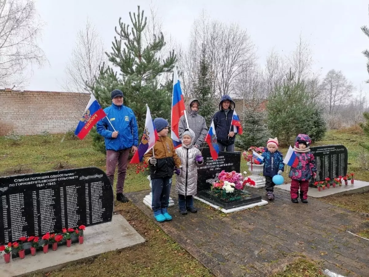 Минувшей осенью в сквере Памяти в центре деревни были установлены мемориальные плиты, на которых написаны имена и фамилии 250 солдат далёкой теперь войны из деревень Горноверетьевского сельсовета: Менюша, Шарок, Маковище и других.