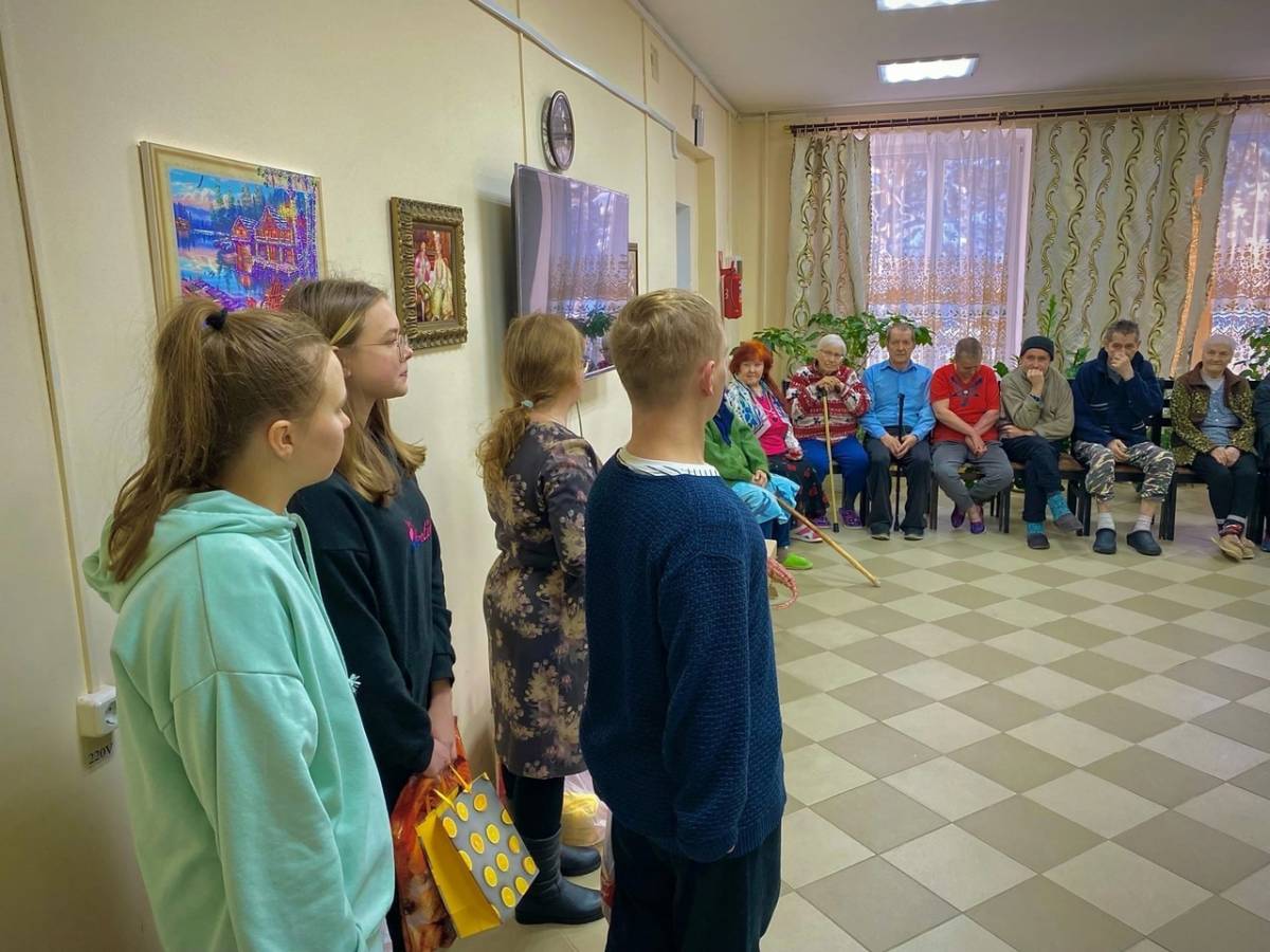 Мошенские школьники накануне Рождества навестили жильцов дома-интерната