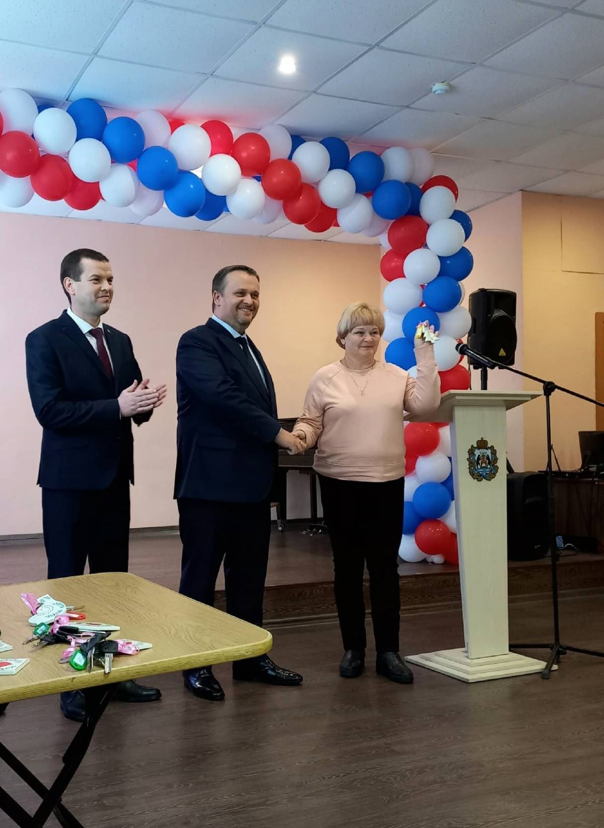 В поселке Пролетарий Новгородского района переселенцы из аварийного жилья получили ключи от новых квартир