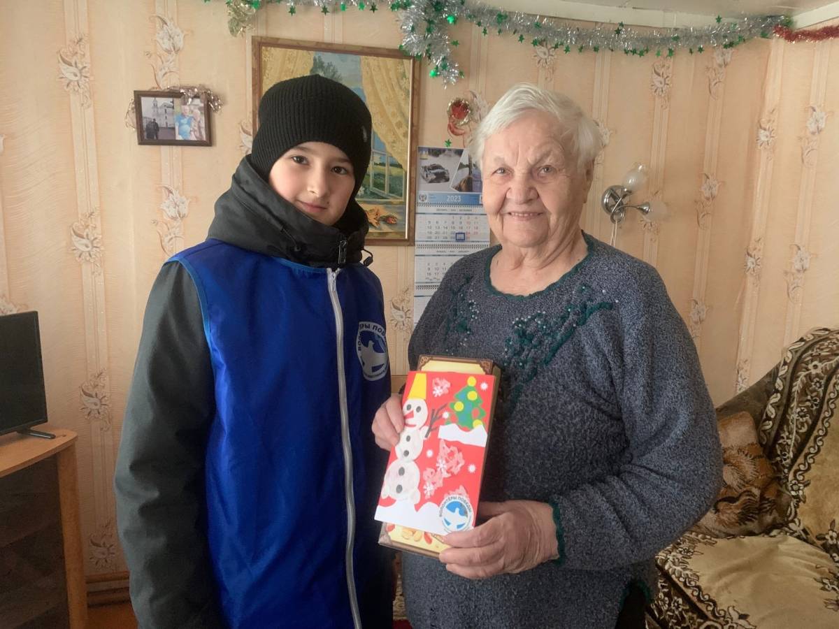 Волонтеры Победы Новгородского района поздравили с Новым годом 184 ветерана