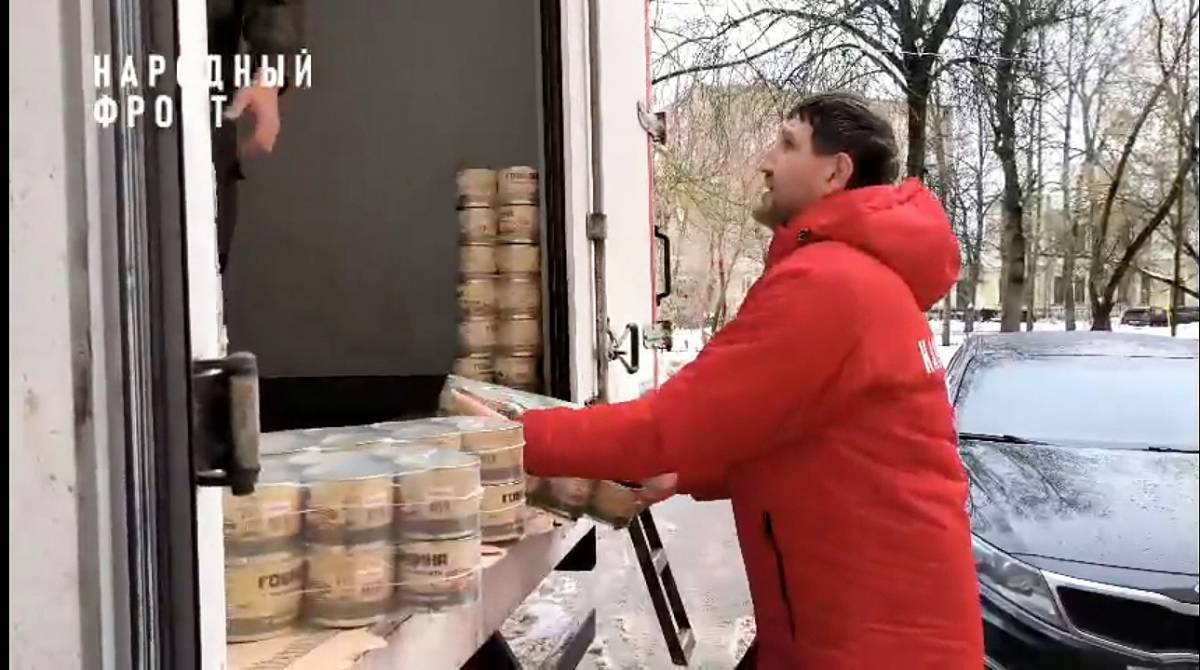 Фермеры из Новгородского района передали военнослужащим тысячу банок тушенки