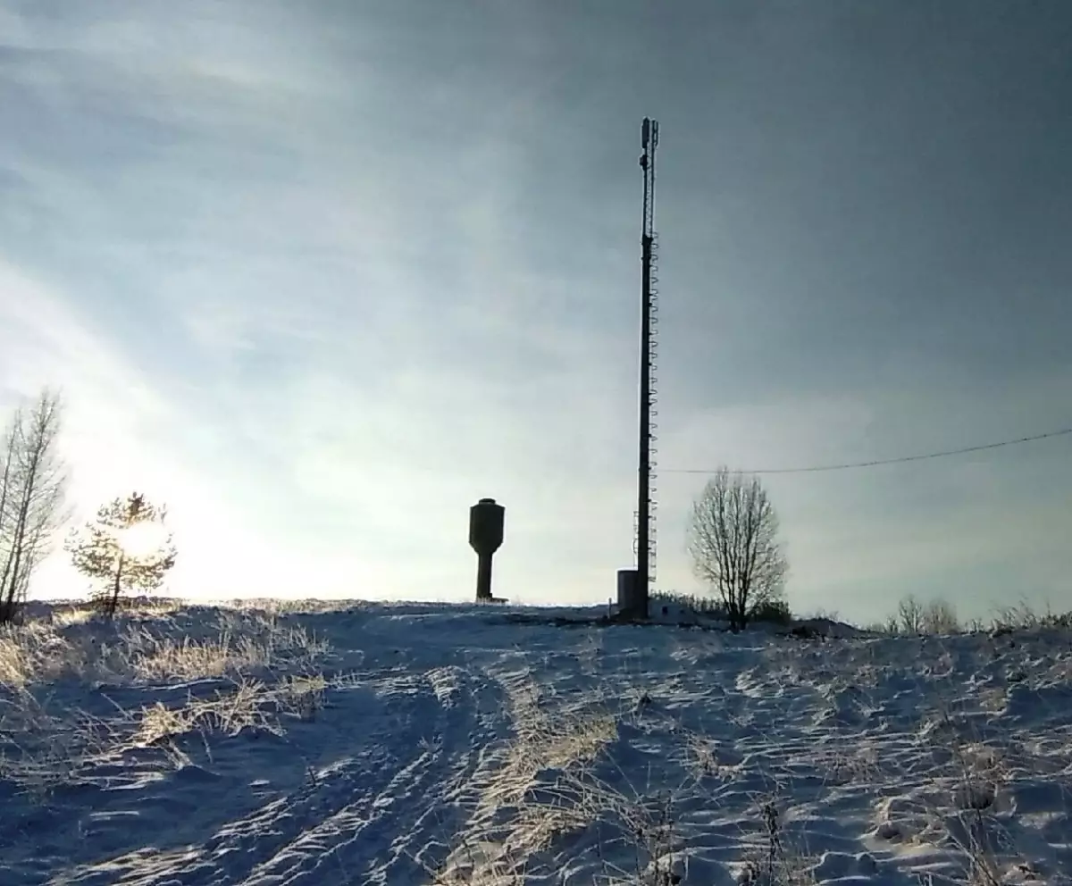 Жители деревни Село-Гора поделились радостью по случаю установки вышки сотовой связи.