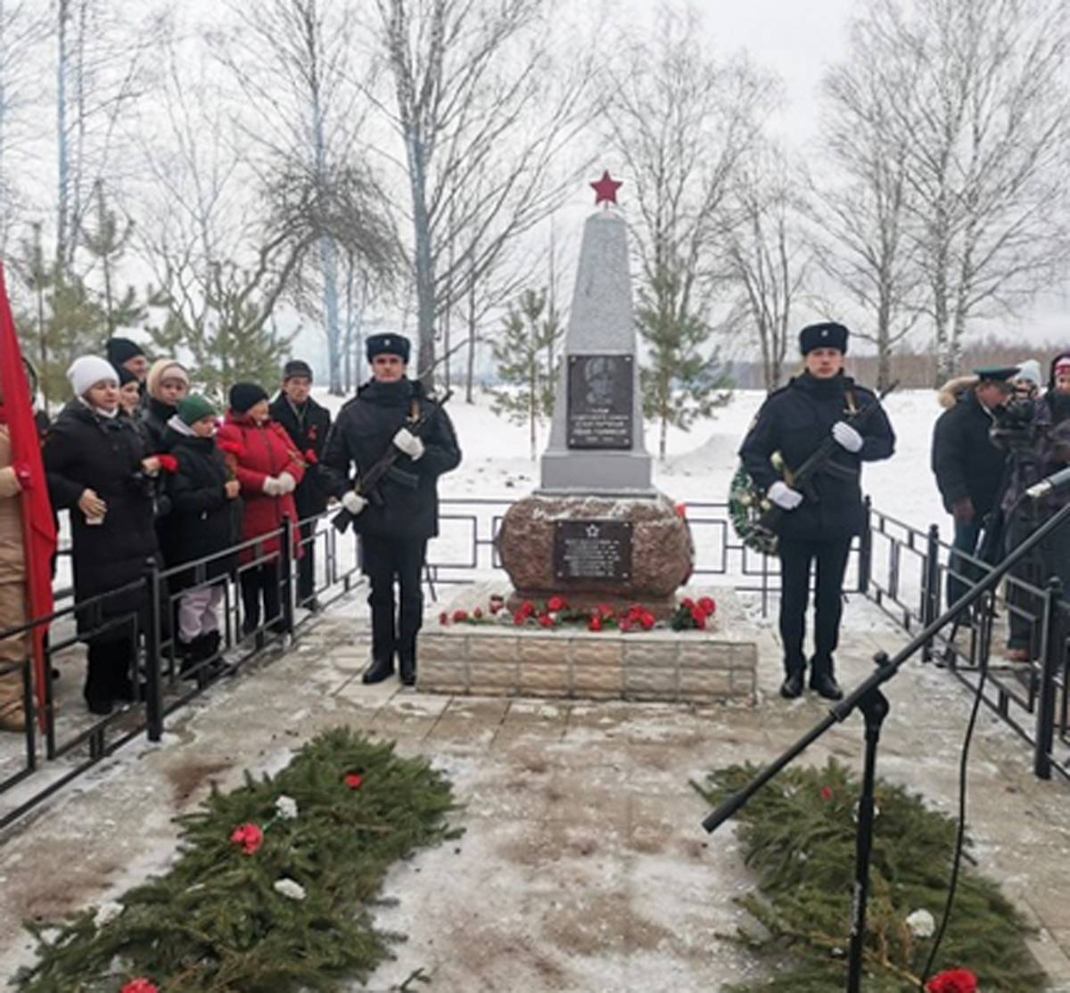 Парфинцы принесли цветы на могилу нашего земляка, партизана Лёни Голикова