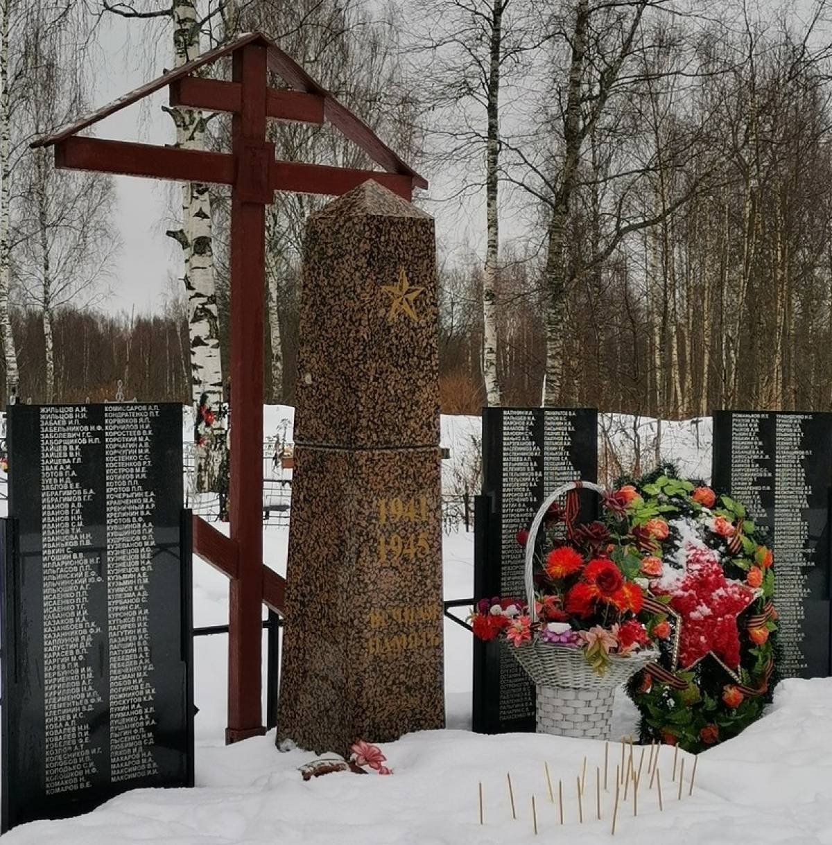 Жители шимской деревни Менюша отметили 79-ю годовщину освобождения от немецко-фашистских захватчиков