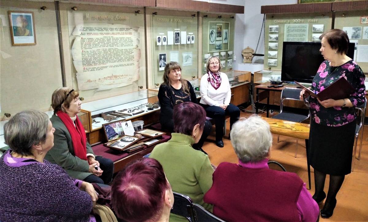 В Сольцах прошла встреча директора «Зала воинской славы» Светланы Орловой с ветеранами и школьниками