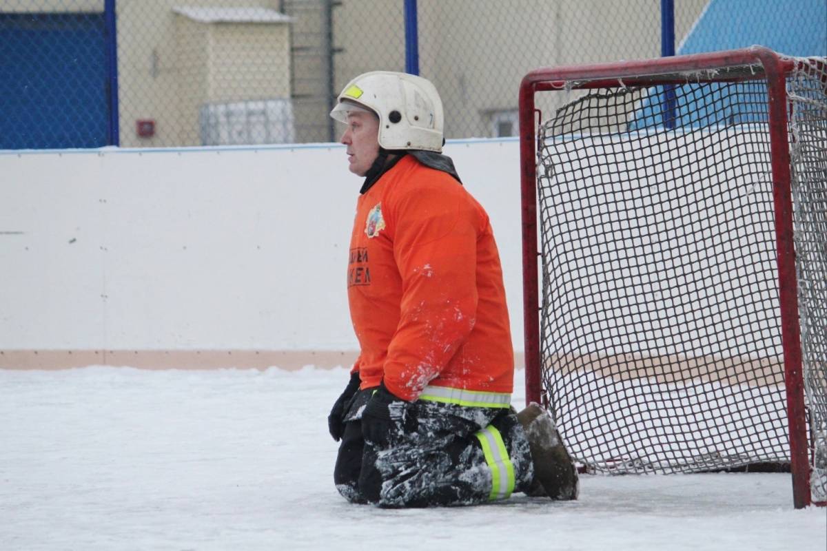 Начальник 12-го отряда противопожарной службы Игорь Стогов из Парфина второй год подряд стновится лучшим вратарем в турнире по хоккею в валенках