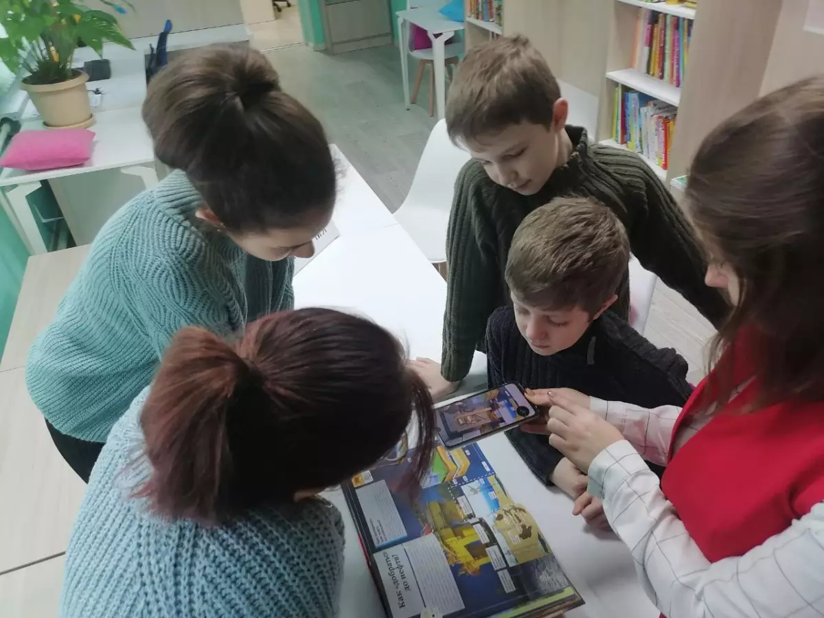 В Полавской детской библиотеке Парфинского района поселились книги с дополненной реальностью