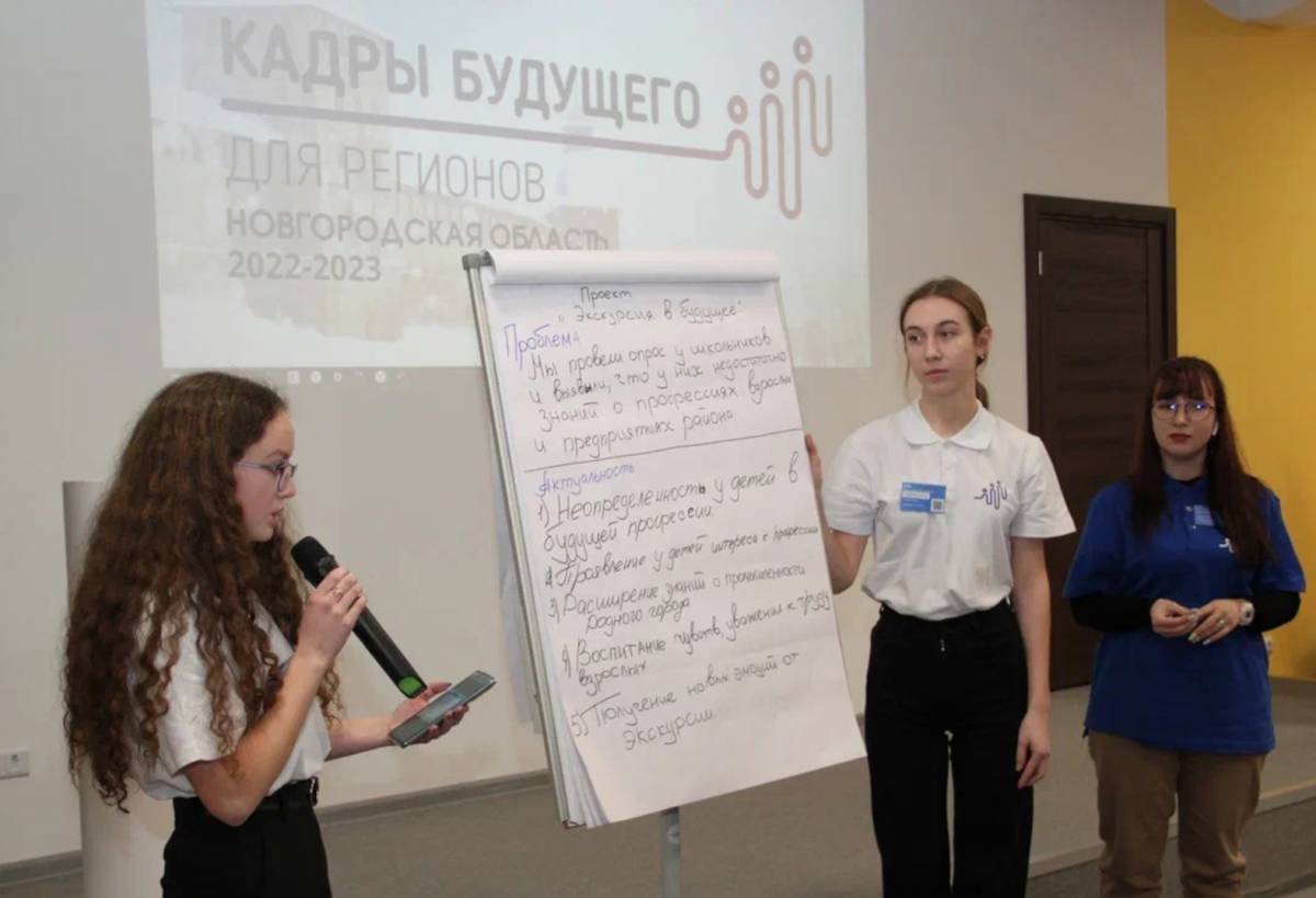 В Окуловке учащиеся педагогического класса школы № 1 предлагают проводить профориентационные экскурсии по предприятиям города