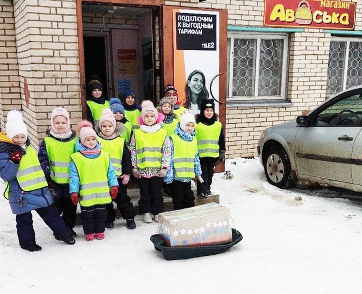 Воспитанники Марёвского детского сада собрали посылку для участников СВО