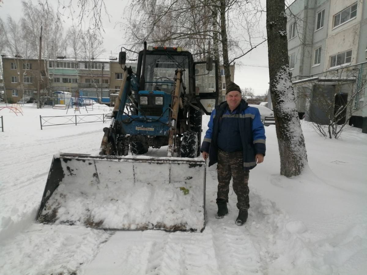 Один из тосовцев «Радуги» Сергей Южаков помогает дворникам в уборке снега