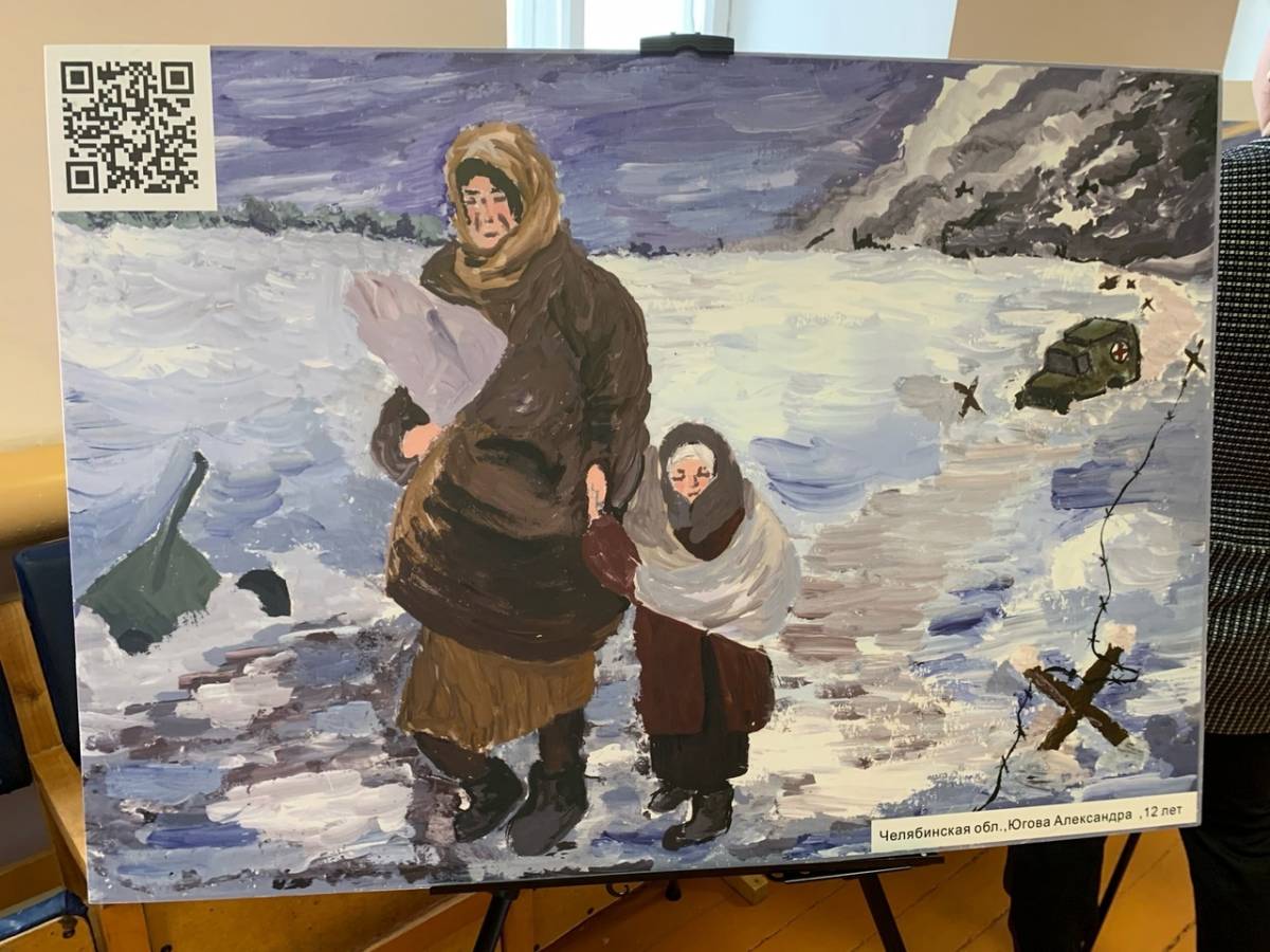 В Сольцах открылась  выставка детских рисунков, посвященная «Дороге Жизни»