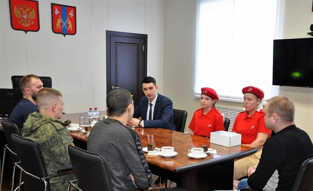 Глава Чудовского района встретился с земляками, которые приехали домой из зоны СВО в кратковременный отпуск