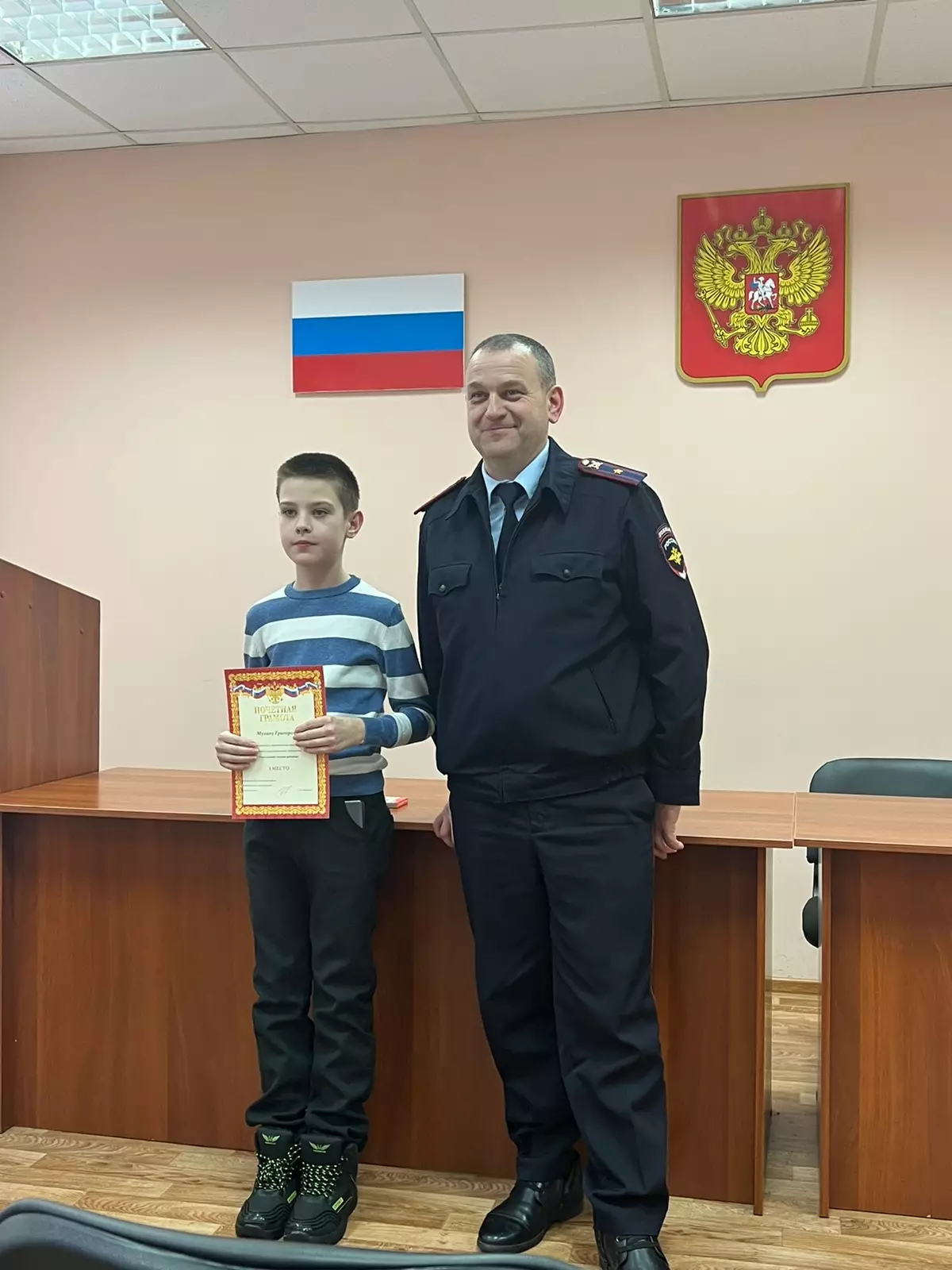 Победителя конкурса Григория Мухина поздравил начальник отделения полиции Вячеслав Максимов