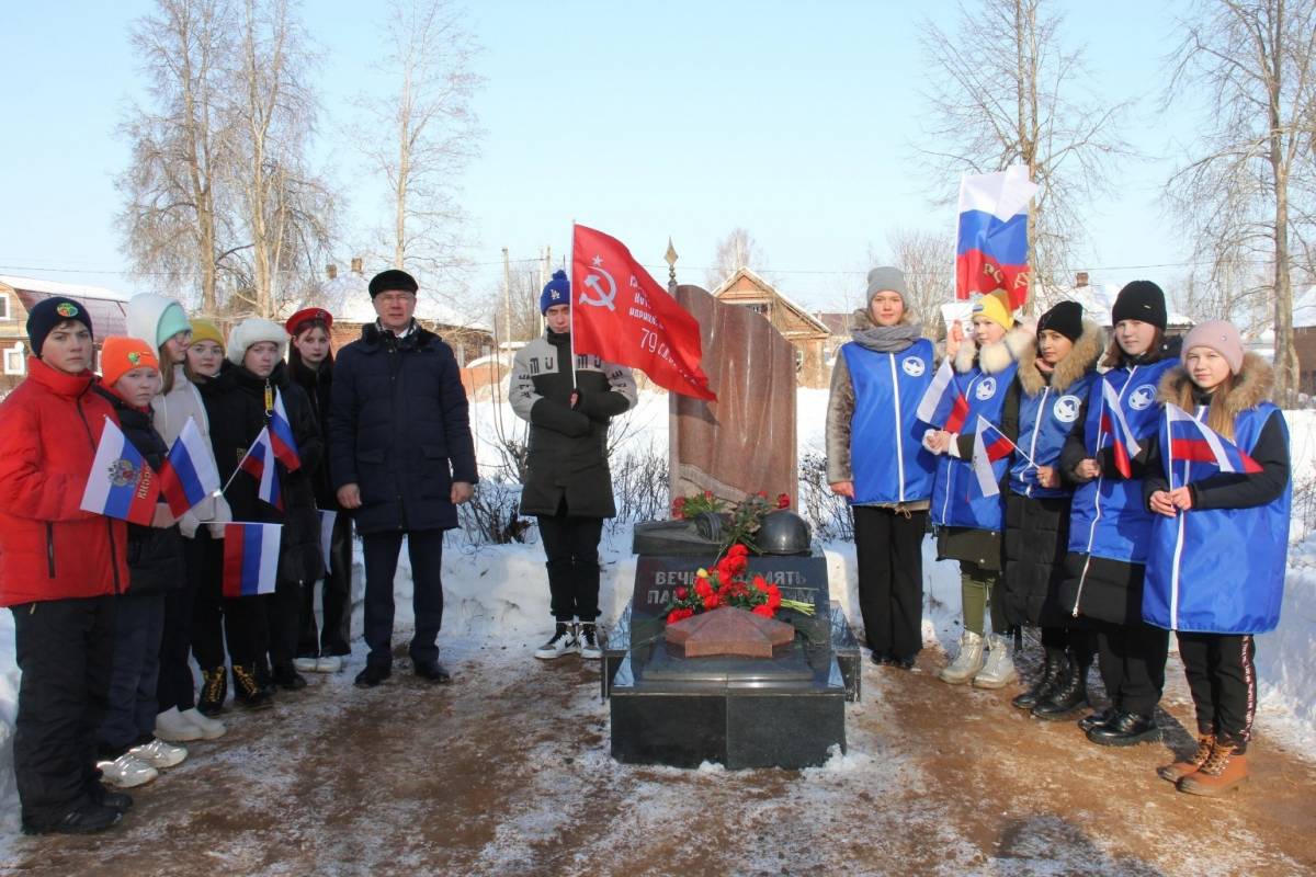 В канун 23 февраля в Летнем саду Крестец состоялась церемония торжественного возложения цветов к памятному знаку Защитникам Отечества