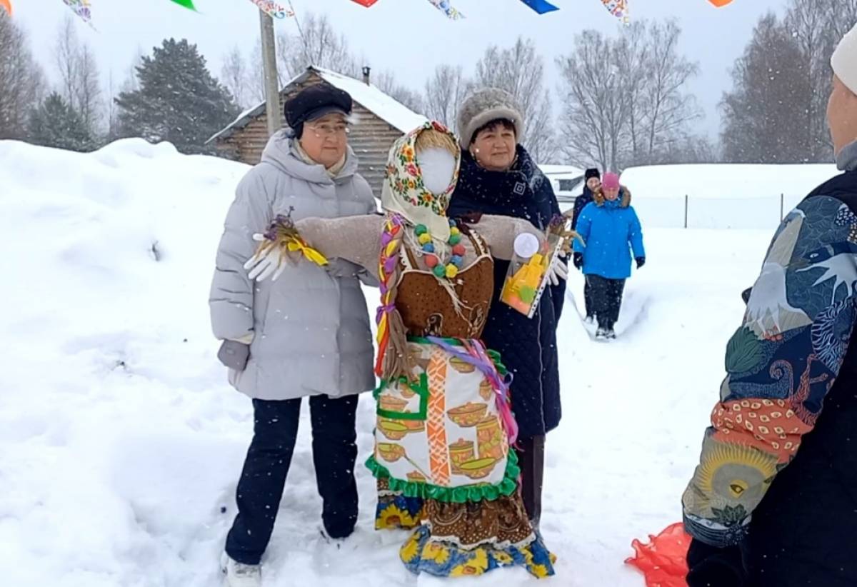В Любытине в конкурсе на лучшее масленичное чучело победила дружная команда ветеранов