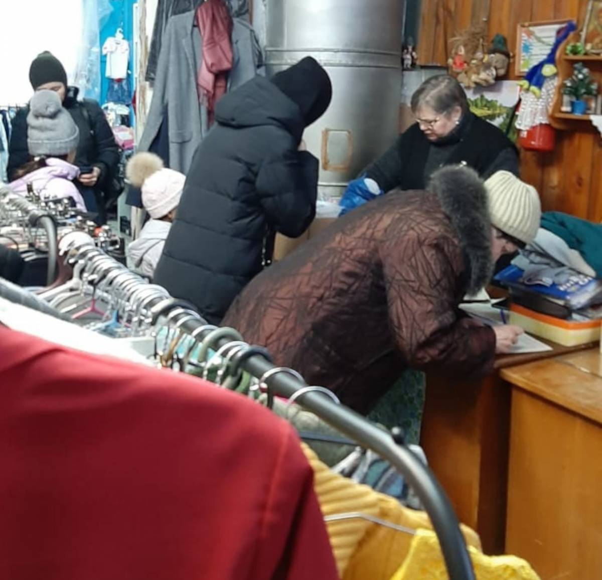 Окуловская организация «Добро для всех» предлагает семьям бесплатный банк нарядов
