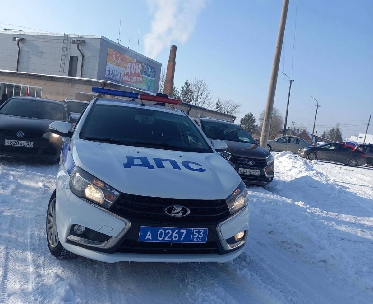 В Сольцах сотрудник ГИБДД помог  доставить в больницу мужчину с  приступом эпилепсии