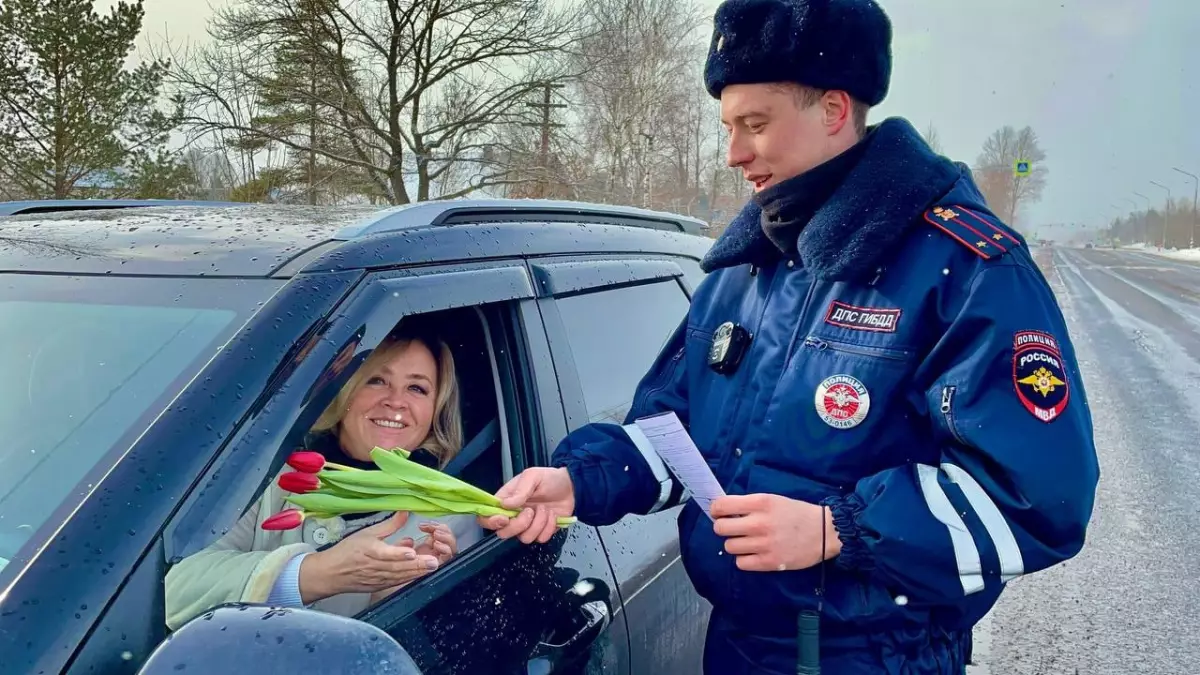 Дорожные полицейские поздравили новгородских автоледи с наступающим 8 Марта