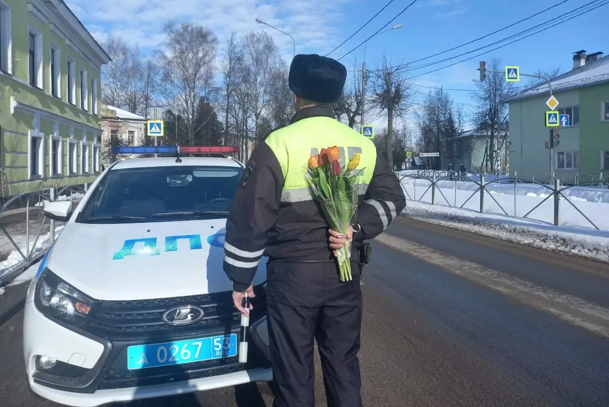 Солецкие  сотрудники Госавтоинспекции вместе с юными инспекторами движения  дарили цветы автоледи
