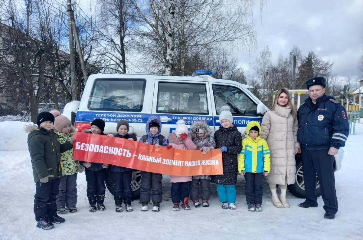 Солецкие дошколята познакомились с профессией инспектора ГИБДД