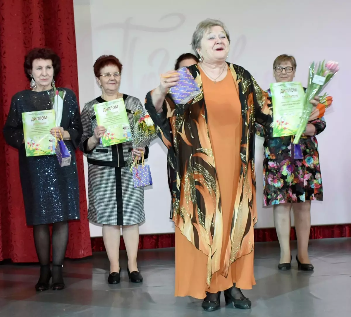 Победительница Алевтина Колипова из д. Ореховно - бабушка пятнадцати внуков и «шестнадцатого на подходе».
