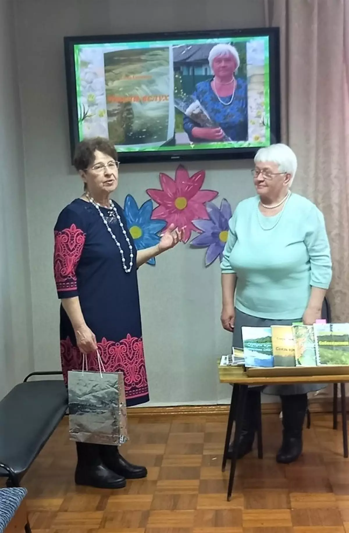 Виновницу торжества поздравляет председатель районного совета ветеранов Нина Васильевна Иовлева