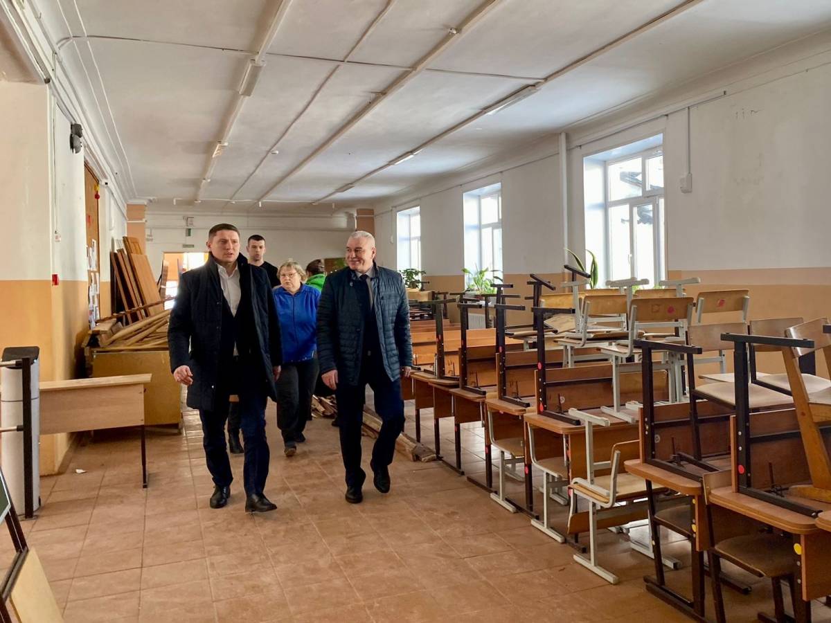Министр транспорта и дорожного хозяйства Новгородской области оценил ход ремонта школы в Холме
