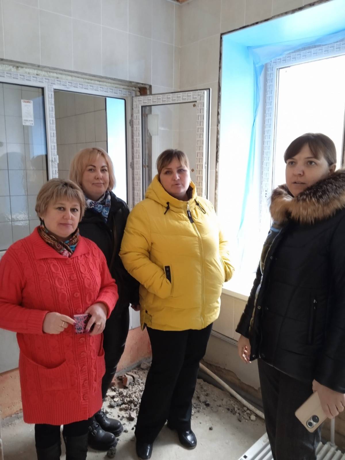Родители воспитанников детского садика в Любытине следят за ходом ремонта в здании