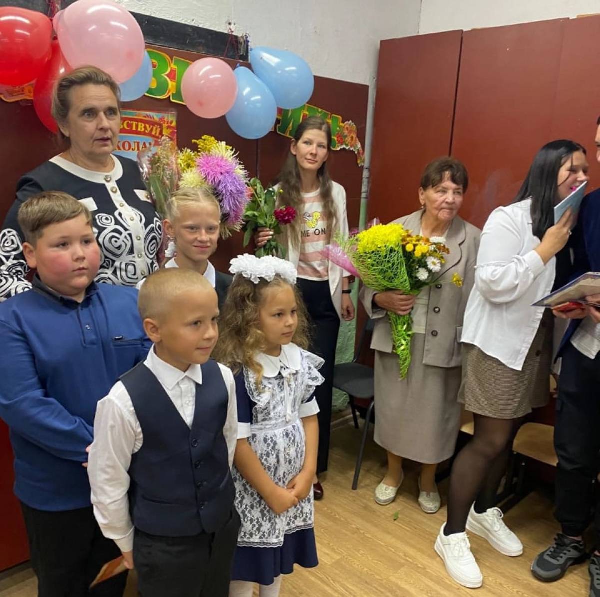 Галина Зубкова (в сером костюме) с коллегами и учащимися на Дне знаний.