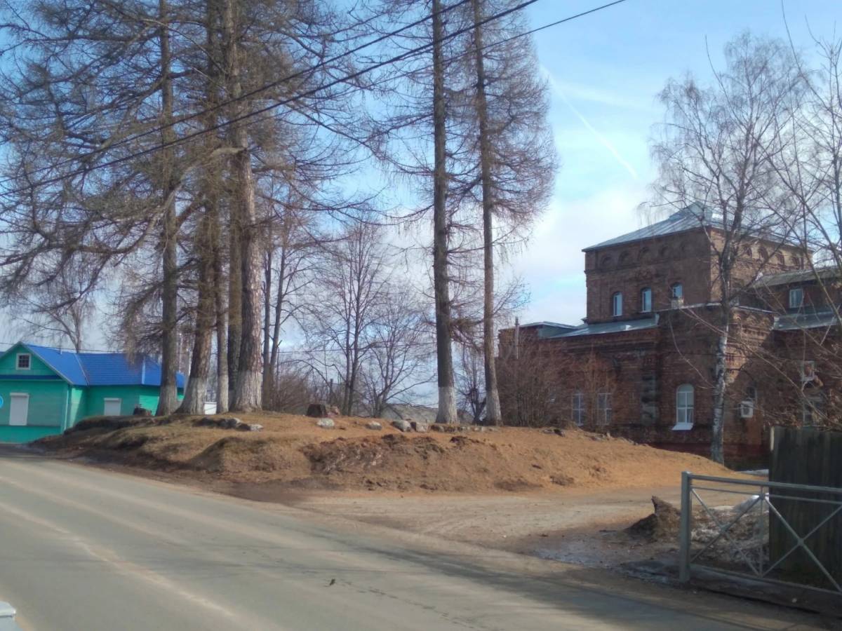 Любытинцам предстоит сделать выбор между благоустройством сквера и фамильного захоронения Горемыкиных