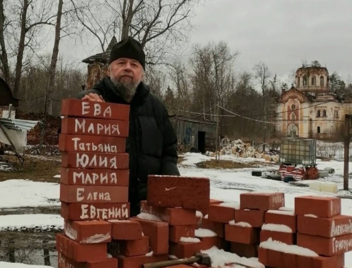 Чтобы привлечь к восстановлению  Реконьской пустыни дополнительные средства, братия принимают пожертвования на «именные кирпичи»