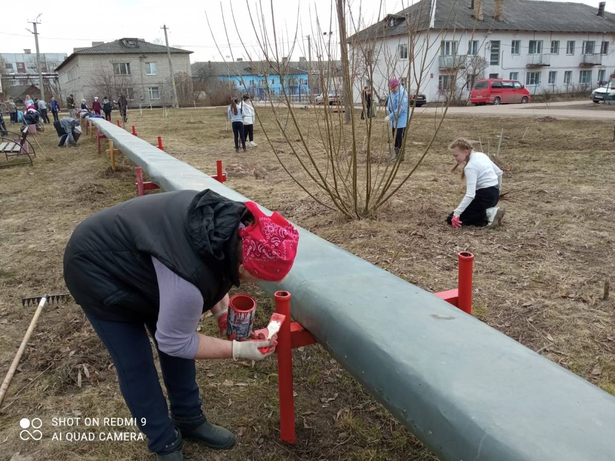 Школьники и активисты ТОСа "Искра" из Пестова провели субботник на аллее памяти