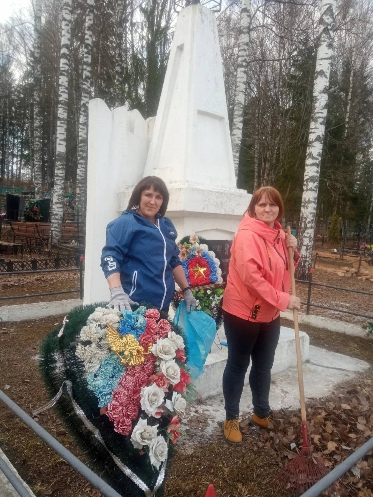 Специалисты молодежного центра на уборке у памятника землякам, погибшим в годы Великой Отечественной войны в деревне Бор