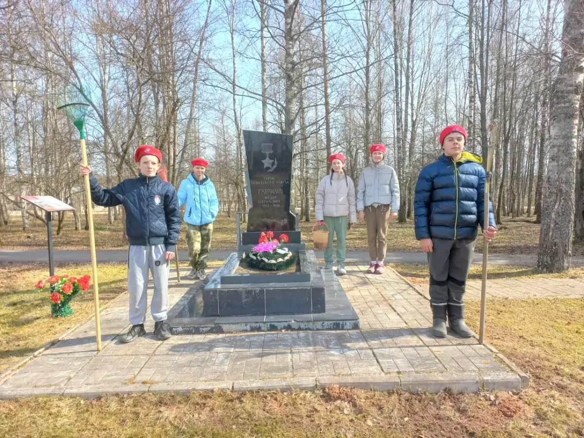 Активисты из Поддорья привели в порядок могилу Героя Советского Союза Гаврилова Фёдора Гавриловича