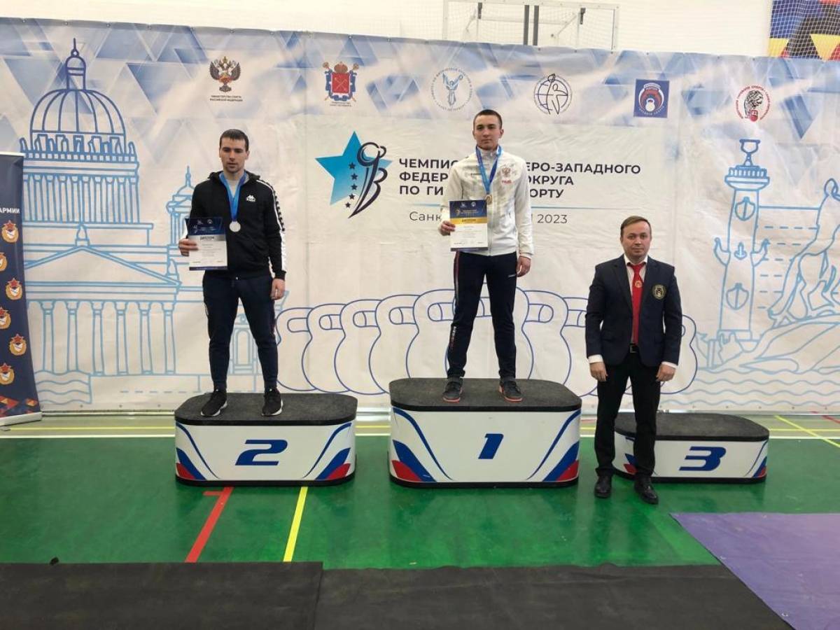 Марёвец Евгений Юров завоевал два серебра и бронзу на чемпионате СЗФО по гиревому спорту