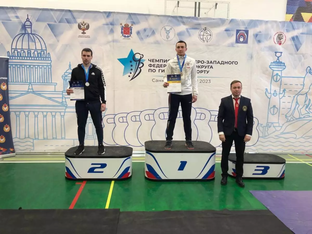 Марёвец Евгений Юров завоевал два серебра и бронзу на чемпионате СЗФО по гиревому спорту
