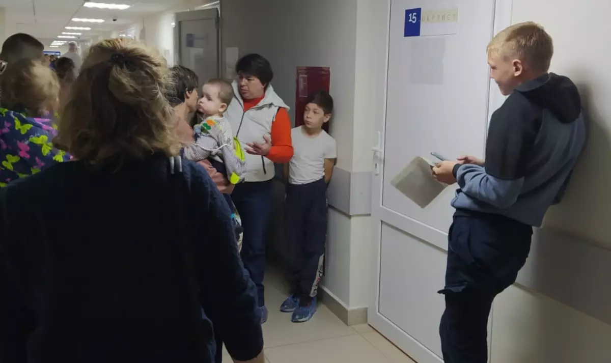 В Окуловке врачи Новгородской областной детской больницы приняли более 100 маленьких пациентов