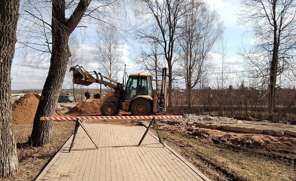 Подрядчик приступил к работам в парке им. 1 Мая в Чудове