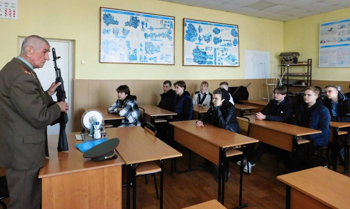 В чудовском отделении ДОСААФ прошло занятие для допризывников
