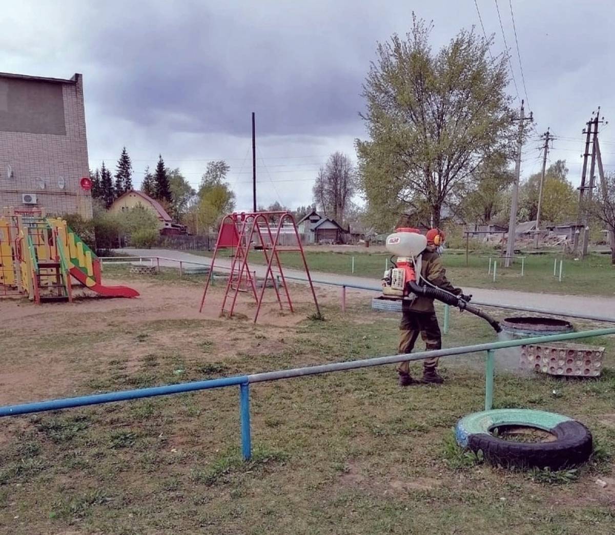 В Броннице Новгородского района провели обработку от клещей