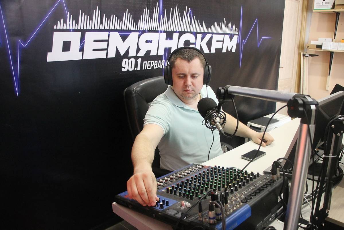 В Демянском районе официально начала вещать первая местная радиостанция